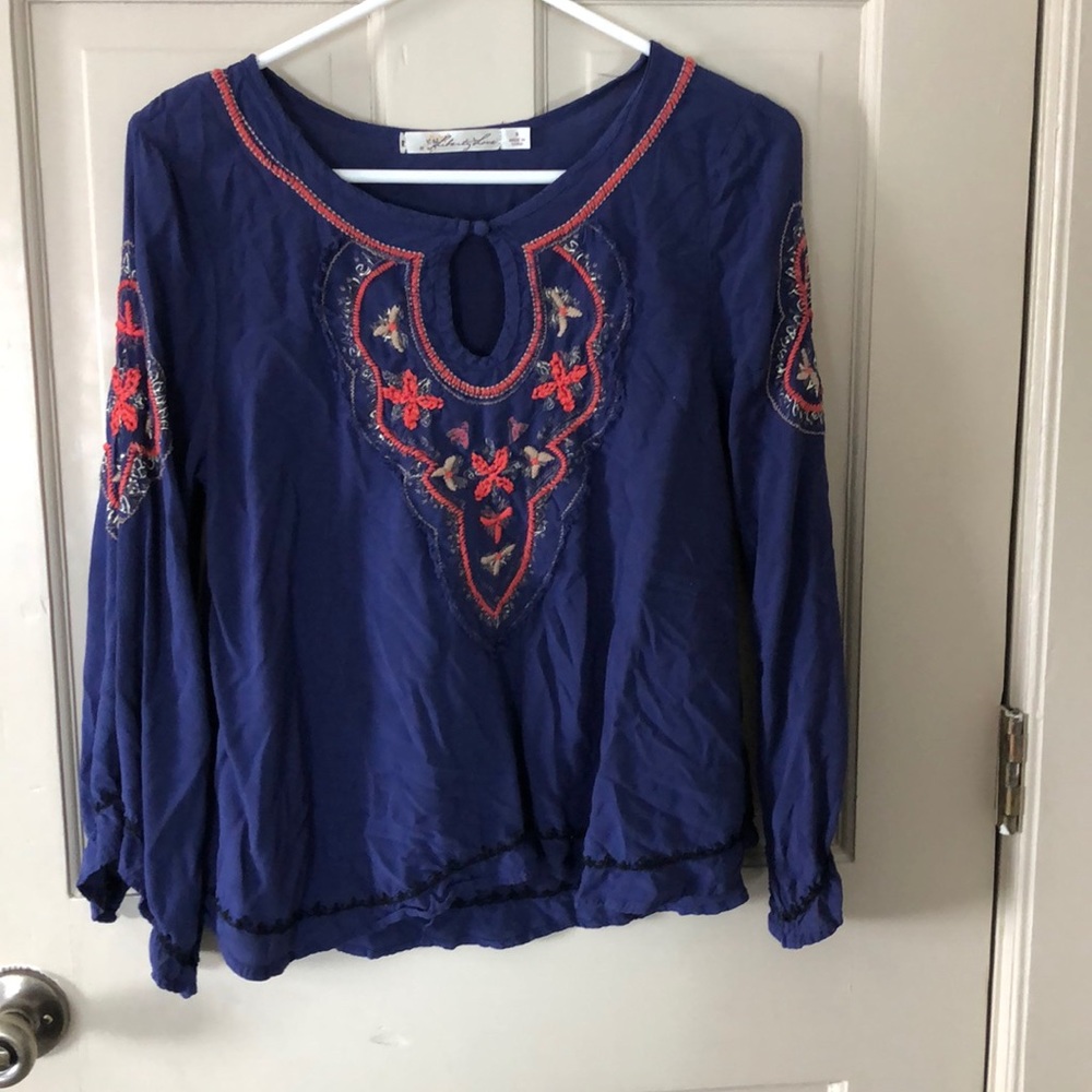 Adorable long sleeve shirt with detailing